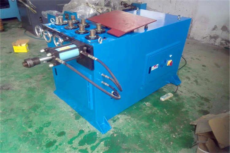 每半個(gè)月清潔一次全自動(dòng)盤管機(jī)導(dǎo)軌。清潔前要關(guān)閉盤管機(jī)