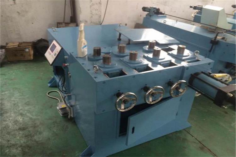 液壓盤管機(jī)需常常保持清潔，未油漆的部門防銹油脂