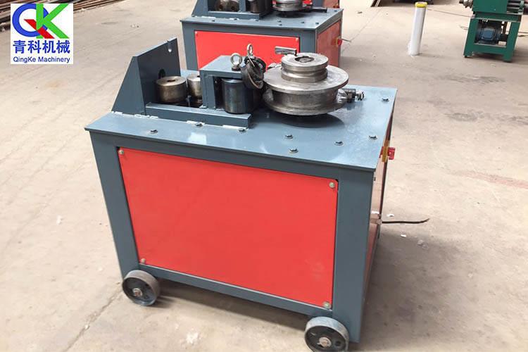 在不銹鋼彎管機(jī)測(cè)控系統(tǒng)中，需要多處應(yīng)用到位移傳感器，用于測(cè)量檢測(cè)相關(guān)位移量