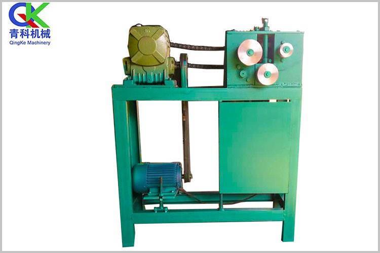 使用盤(pán)管機(jī)時(shí)應(yīng)該注意檢查盤(pán)管機(jī)各部件是否正常，電器設(shè)備是否完好，液壓潤(rùn)滑系統(tǒng)是否完好舒暢，緊固螺釘不得有松動(dòng)